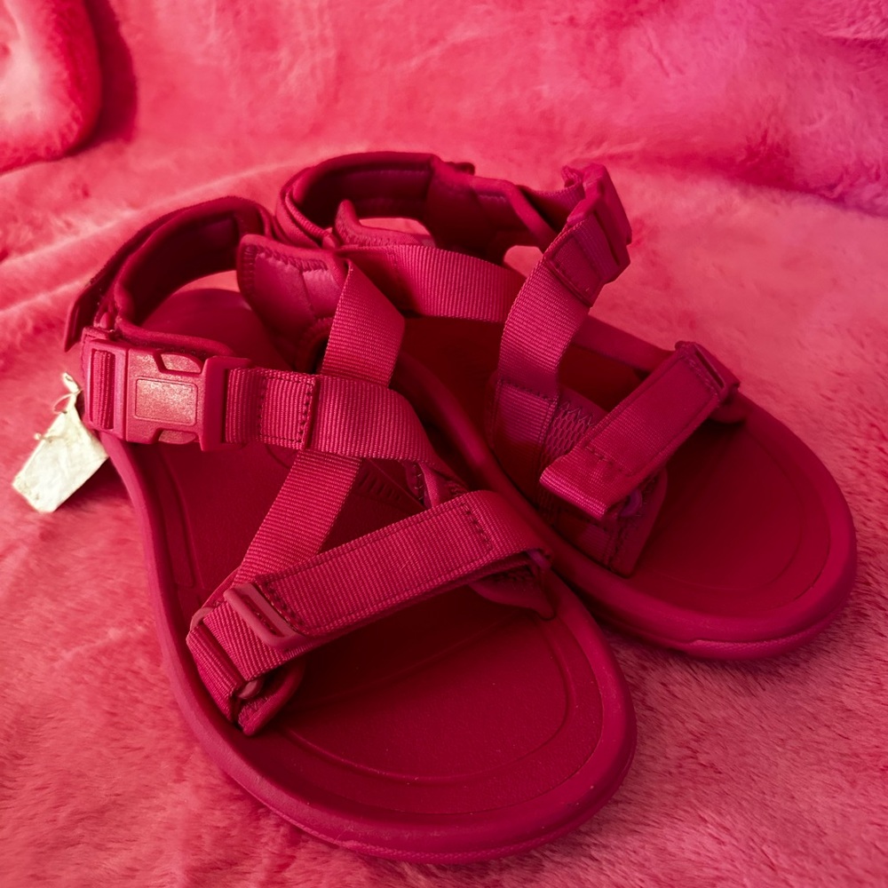 TEVA HURRICANE VERGE SANDAL FUCHSIA WOMENS SIZE 8 NWT